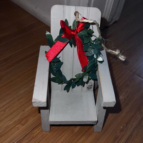 Mini Adirondack chair ornament with wreath - Picture 4 of 4